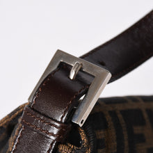 Load the image into the gallery viewer. 極美品 FENDI フェンディ ショルダーバッグ クロスボディバッグ マンマバケット ズッカ柄 33492 ブラウン シルバー金具 中古 4a006376