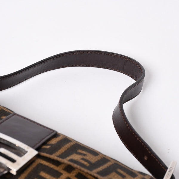 極美品 FENDI フェンディ ショルダーバッグ クロスボディバッグ マンマバケット ズッカ柄 33492 ブラウン シルバー金具 中古 4a006376