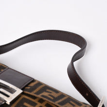 Load the image into the gallery viewer. 極美品 FENDI フェンディ ショルダーバッグ クロスボディバッグ マンマバケット ズッカ柄 33492 ブラウン シルバー金具 中古 4a006376