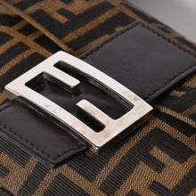 Load the image into the gallery viewer. 極美品 FENDI フェンディ ショルダーバッグ クロスボディバッグ マンマバケット ズッカ柄 33492 ブラウン シルバー金具 中古 4a006376
