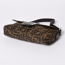 Load the image into the gallery viewer. 極美品 FENDI フェンディ ショルダーバッグ クロスボディバッグ マンマバケット ズッカ柄 33492 ブラウン シルバー金具 中古 4a006376