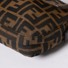 Load the image into the gallery viewer. 極美品 FENDI フェンディ ショルダーバッグ クロスボディバッグ マンマバケット ズッカ柄 33492 ブラウン シルバー金具 中古 4a006376