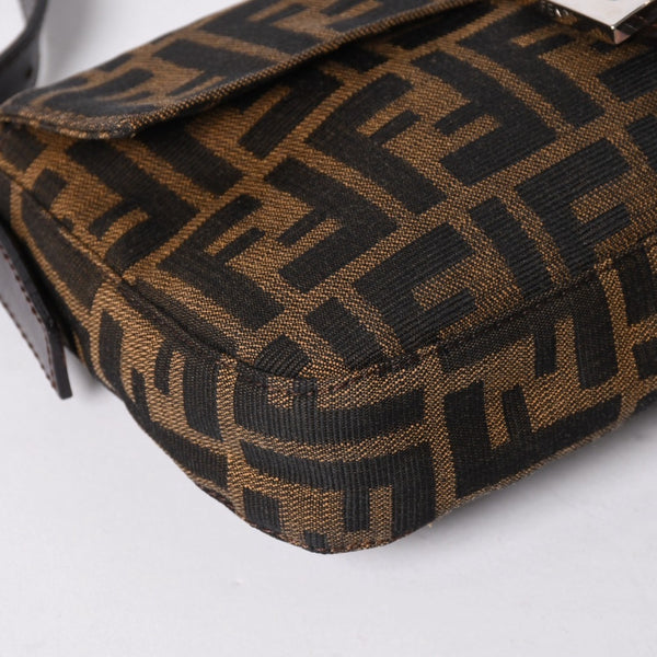 極美品 FENDI フェンディ ショルダーバッグ クロスボディバッグ マンマバケット ズッカ柄 33492 ブラウン シルバー金具 中古 4a006376