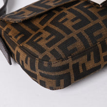 Load the image into the gallery viewer. 極美品 FENDI フェンディ ショルダーバッグ クロスボディバッグ マンマバケット ズッカ柄 33492 ブラウン シルバー金具 中古 4a006376