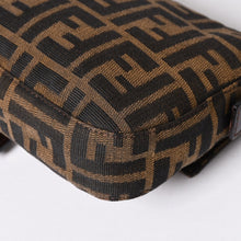 Load the image into the gallery viewer. 極美品 FENDI フェンディ ショルダーバッグ クロスボディバッグ マンマバケット ズッカ柄 33492 ブラウン シルバー金具 中古 4a006376
