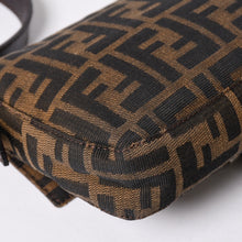 Load the image into the gallery viewer. 極美品 FENDI フェンディ ショルダーバッグ クロスボディバッグ マンマバケット ズッカ柄 33492 ブラウン シルバー金具 中古 4a006376