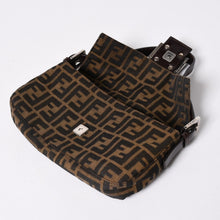 Load the image into the gallery viewer. 極美品 FENDI フェンディ ショルダーバッグ クロスボディバッグ マンマバケット ズッカ柄 33492 ブラウン シルバー金具 中古 4a006376