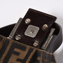 Load the image into the gallery viewer. 極美品 FENDI フェンディ ショルダーバッグ クロスボディバッグ マンマバケット ズッカ柄 33492 ブラウン シルバー金具 中古 4a006376