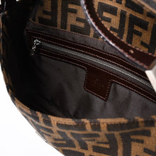 Load the image into the gallery viewer. 極美品 FENDI フェンディ ショルダーバッグ クロスボディバッグ マンマバケット ズッカ柄 33492 ブラウン シルバー金具 中古 4a006376