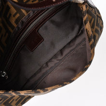 Load the image into the gallery viewer. 極美品 FENDI フェンディ ショルダーバッグ クロスボディバッグ マンマバケット ズッカ柄 33492 ブラウン シルバー金具 中古 4a006376