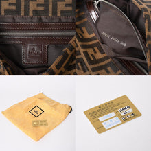 Load the image into the gallery viewer. 極美品 FENDI フェンディ ショルダーバッグ クロスボディバッグ マンマバケット ズッカ柄 33492 ブラウン シルバー金具 中古 4a006376