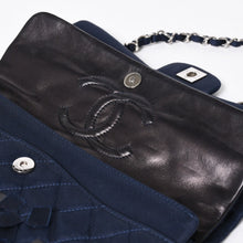 Load the image into the gallery viewer. 極美品 CHANEL シャネル マトラッセ25 Wフラップ Wチェーンショルダーバッグ 12番台 ココマーク サテン スパンコール ネイビー 中古 4a006228