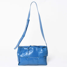 Load the image into the gallery viewer. 極美品 BOTTEGA VENETA ボッテガヴェネタ アルコ カメラバッグ ショルダーバッグ 731165VCQ714424 カーフスキン レザー ブルー 中古 4a006219