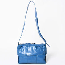 Load the image into the gallery viewer. 極美品 BOTTEGA VENETA ボッテガヴェネタ アルコ カメラバッグ ショルダーバッグ 731165VCQ714424 カーフスキン レザー ブルー 中古 4a006219