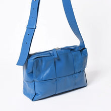 Load the image into the gallery viewer. 極美品 BOTTEGA VENETA ボッテガヴェネタ アルコ カメラバッグ ショルダーバッグ 731165VCQ714424 カーフスキン レザー ブルー 中古 4a006219