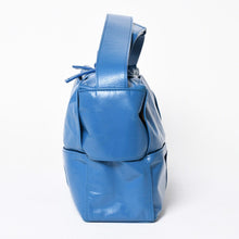 Load the image into the gallery viewer. 極美品 BOTTEGA VENETA ボッテガヴェネタ アルコ カメラバッグ ショルダーバッグ 731165VCQ714424 カーフスキン レザー ブルー 中古 4a006219