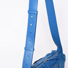 Load the image into the gallery viewer. 極美品 BOTTEGA VENETA ボッテガヴェネタ アルコ カメラバッグ ショルダーバッグ 731165VCQ714424 カーフスキン レザー ブルー 中古 4a006219
