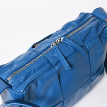 Load the image into the gallery viewer. 極美品 BOTTEGA VENETA ボッテガヴェネタ アルコ カメラバッグ ショルダーバッグ 731165VCQ714424 カーフスキン レザー ブルー 中古 4a006219
