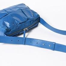 Load the image into the gallery viewer. 極美品 BOTTEGA VENETA ボッテガヴェネタ アルコ カメラバッグ ショルダーバッグ 731165VCQ714424 カーフスキン レザー ブルー 中古 4a006219