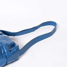 Load the image into the gallery viewer. 極美品 BOTTEGA VENETA ボッテガヴェネタ アルコ カメラバッグ ショルダーバッグ 731165VCQ714424 カーフスキン レザー ブルー 中古 4a006219