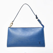 Load the image into the gallery viewer. 極美品 LOUIS VUITTON ルイヴィトン ポシェット アクセソワール ワンショルダーバッグ M52945 エピ レザー ブルー 中古 4a006075