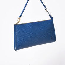 Load the image into the gallery viewer. 極美品 LOUIS VUITTON ルイヴィトン ポシェット アクセソワール ワンショルダーバッグ M52945 エピ レザー ブルー 中古 4a006075
