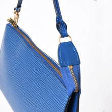 Load the image into the gallery viewer. 極美品 LOUIS VUITTON ルイヴィトン ポシェット アクセソワール ワンショルダーバッグ M52945 エピ レザー ブルー 中古 4a006075