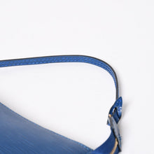 Load the image into the gallery viewer. 極美品 LOUIS VUITTON ルイヴィトン ポシェット アクセソワール ワンショルダーバッグ M52945 エピ レザー ブルー 中古 4a006075