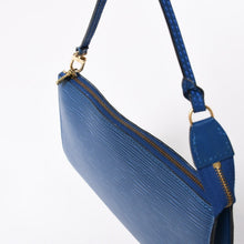 Load the image into the gallery viewer. 極美品 LOUIS VUITTON ルイヴィトン ポシェット アクセソワール ワンショルダーバッグ M52945 エピ レザー ブルー 中古 4a006075