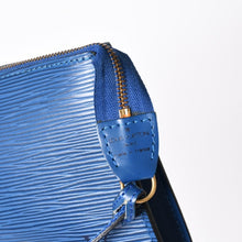 Load the image into the gallery viewer. 極美品 LOUIS VUITTON ルイヴィトン ポシェット アクセソワール ワンショルダーバッグ M52945 エピ レザー ブルー 中古 4a006075