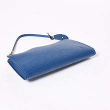 Load the image into the gallery viewer. 極美品 LOUIS VUITTON ルイヴィトン ポシェット アクセソワール ワンショルダーバッグ M52945 エピ レザー ブルー 中古 4a006075