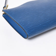 Load the image into the gallery viewer. 極美品 LOUIS VUITTON ルイヴィトン ポシェット アクセソワール ワンショルダーバッグ M52945 エピ レザー ブルー 中古 4a006075