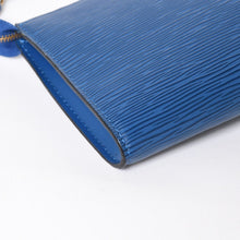 Load the image into the gallery viewer. 極美品 LOUIS VUITTON ルイヴィトン ポシェット アクセソワール ワンショルダーバッグ M52945 エピ レザー ブルー 中古 4a006075