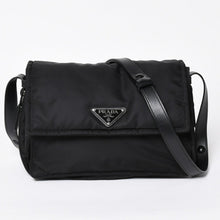 Load the image into the gallery viewer. 極美品 PRADA プラダ ポコノ ショルダーバッグ トライアングルロゴ 三角ロゴ ナイロン ブラック シルバー金具 中古 4a006214