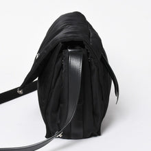 Load the image into the gallery viewer. 極美品 PRADA プラダ ポコノ ショルダーバッグ トライアングルロゴ 三角ロゴ ナイロン ブラック シルバー金具 中古 4a006214