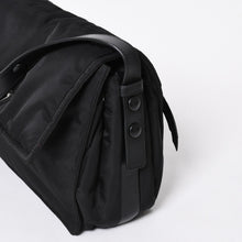 Load the image into the gallery viewer. 極美品 PRADA プラダ ポコノ ショルダーバッグ トライアングルロゴ 三角ロゴ ナイロン ブラック シルバー金具 中古 4a006214