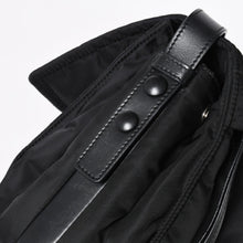 Load the image into the gallery viewer. 極美品 PRADA プラダ ポコノ ショルダーバッグ トライアングルロゴ 三角ロゴ ナイロン ブラック シルバー金具 中古 4a006214