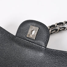 Load the image into the gallery viewer. 極美品 CHANEL シャネル デカマトラッセ30 Wフラップ Wチェーンショルダーバッグ 16番台 ココマーク キャビアスキン ブラック 中古 4a006242