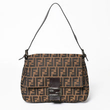 Load the image into the gallery viewer. 極美品 FENDI フェンディ マンマバケット ワンショルダーバッグ 26325 ズッカ柄 ブラウン ヴィンテージ シルバー金具 中古 4a006218