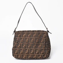 Load the image into the gallery viewer. 極美品 FENDI フェンディ マンマバケット ワンショルダーバッグ 26325 ズッカ柄 ブラウン ヴィンテージ シルバー金具 中古 4a006218