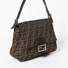 Load the image into the gallery viewer. 極美品 FENDI フェンディ マンマバケット ワンショルダーバッグ 26325 ズッカ柄 ブラウン ヴィンテージ シルバー金具 中古 4a006218
