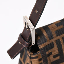 Load the image into the gallery viewer. 極美品 FENDI フェンディ マンマバケット ワンショルダーバッグ 26325 ズッカ柄 ブラウン ヴィンテージ シルバー金具 中古 4a006218