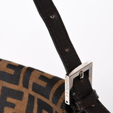 Load the image into the gallery viewer. 極美品 FENDI フェンディ マンマバケット ワンショルダーバッグ 26325 ズッカ柄 ブラウン ヴィンテージ シルバー金具 中古 4a006218