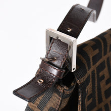 Load the image into the gallery viewer. 極美品 FENDI フェンディ マンマバケット ワンショルダーバッグ 26325 ズッカ柄 ブラウン ヴィンテージ シルバー金具 中古 4a006218
