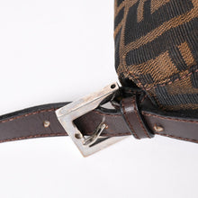 Load the image into the gallery viewer. 極美品 FENDI フェンディ マンマバケット ワンショルダーバッグ 26325 ズッカ柄 ブラウン ヴィンテージ シルバー金具 中古 4a006218