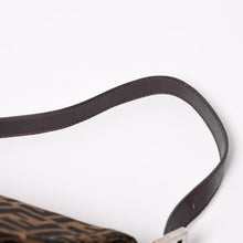 Load the image into the gallery viewer. 極美品 FENDI フェンディ マンマバケット ワンショルダーバッグ 26325 ズッカ柄 ブラウン ヴィンテージ シルバー金具 中古 4a006218