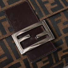 Load the image into the gallery viewer. 極美品 FENDI フェンディ マンマバケット ワンショルダーバッグ 26325 ズッカ柄 ブラウン ヴィンテージ シルバー金具 中古 4a006218