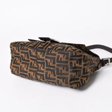 Load the image into the gallery viewer. 極美品 FENDI フェンディ マンマバケット ワンショルダーバッグ 26325 ズッカ柄 ブラウン ヴィンテージ シルバー金具 中古 4a006218