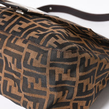 Load the image into the gallery viewer. 極美品 FENDI フェンディ マンマバケット ワンショルダーバッグ 26325 ズッカ柄 ブラウン ヴィンテージ シルバー金具 中古 4a006218