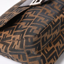 Load the image into the gallery viewer. 極美品 FENDI フェンディ マンマバケット ワンショルダーバッグ 26325 ズッカ柄 ブラウン ヴィンテージ シルバー金具 中古 4a006218